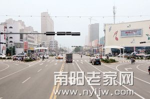 渠化改造后的建设路与独山大道交叉口(资料图片)