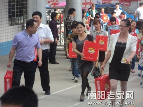 陈国华率队到城区一小慰问