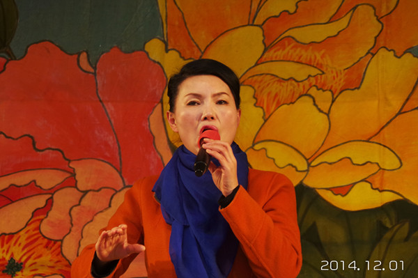 国家一级演员、河南省越调剧团团长申小梅在演唱《收姜维》选段