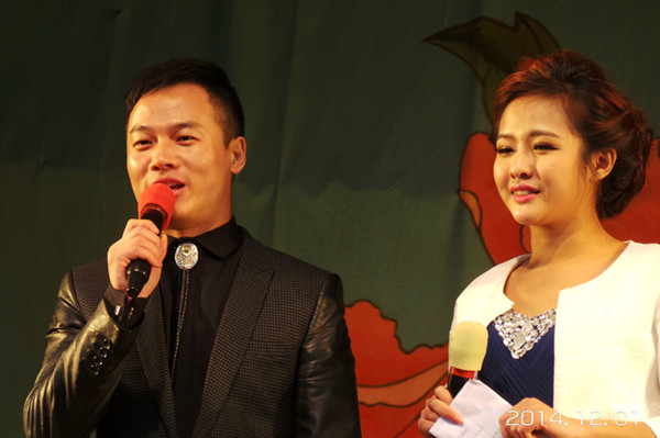 河南电视台主持人贺洋(男)、李艺(女)主持演唱会