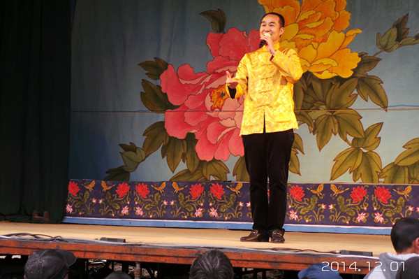 国家一级演员、河南省曲剧团副团长杨帅学在演唱《李豁子离婚》选段