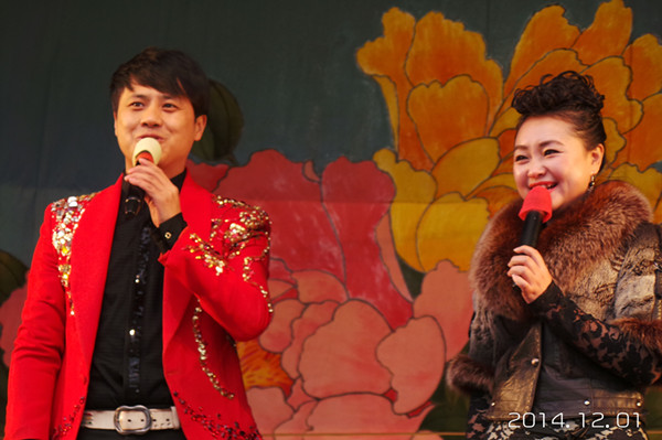 著名演员宋伟涛、凯迪在表演东北二人转《小拜年》