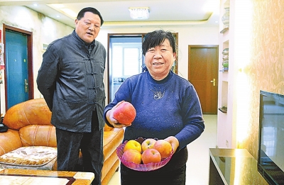 1月23日,居住在新房里的张小平(左)和老伴享受着天伦之乐。