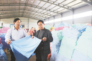 庞连记(左)在方城县亨源棉业了解经营情况