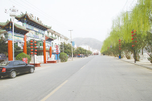 整洁、宽阔的西簧乡滨河大道 雷根 摄