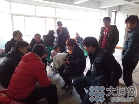 同学们一起商量方案