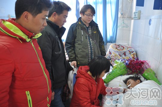 同学们围在病床前