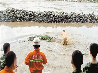 西峡县公安消防部门组织救援被困群众。特约记者 封德 通讯员 丁俊良 摄