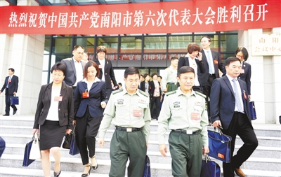 市六次党代会胜利闭幕后,代表走出会场。本报记者 崔培林 摄